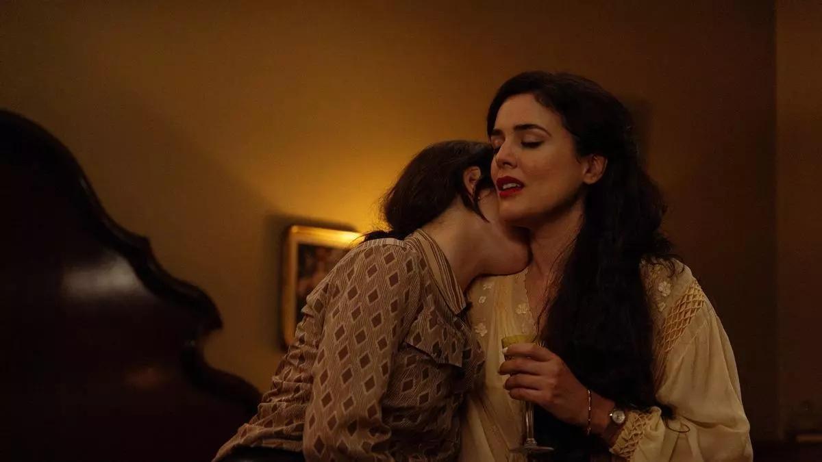 Un fotograma de la película 'Tal vez', de Arima León, que aborda la relación de amor entre dos mujeres, la poeta canaria Natalia Sosa y la legendaria trapecista Pinito del Oro.