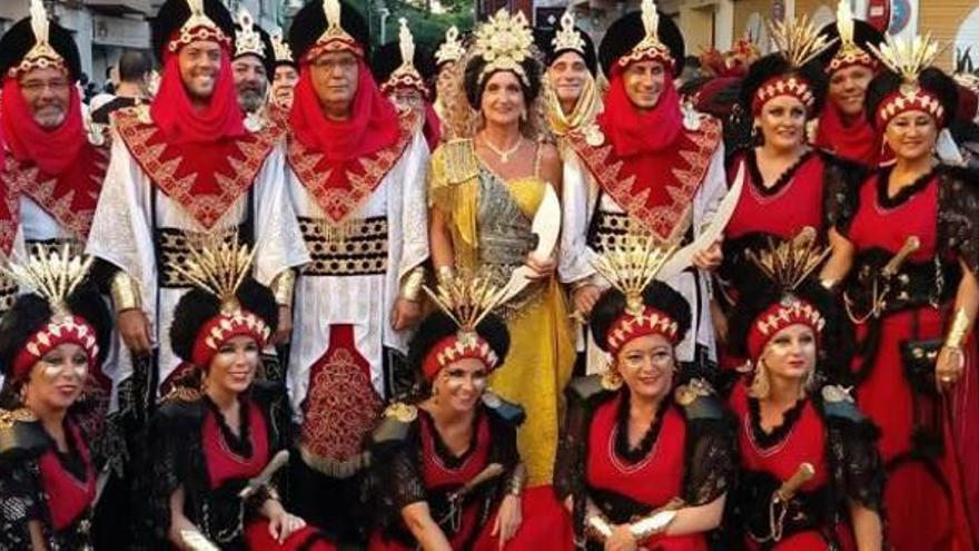 Grupo de participantes en el desfile de moros y cristianos de Mislata.