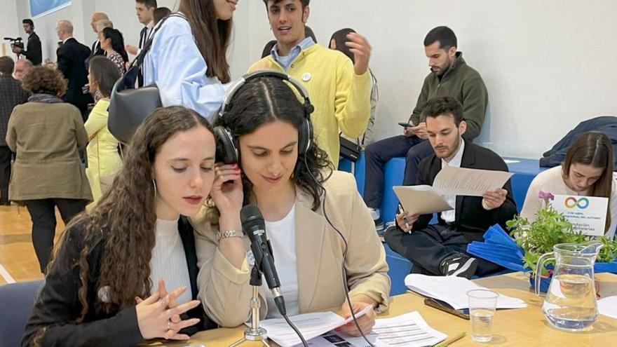 Paula Vila (dcha.) durante un taller radiofónico. | FdV