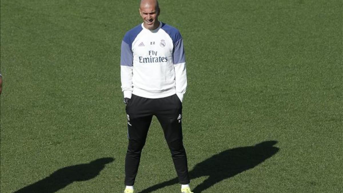 Zidane, durante el entrenamiento de esta mañana