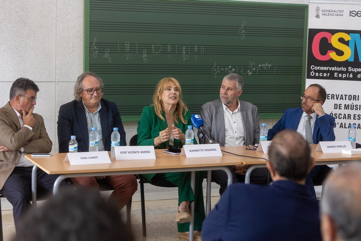 Toni Cabot, José Vicente Asensi, Jeannette Segarra, Marcel Marata y Andrés Perelló, durante la presentación.