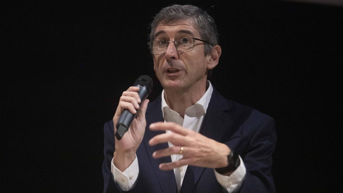 José Llopis, director de zona de Caixa Popular en la Ribera, durante su intervención.