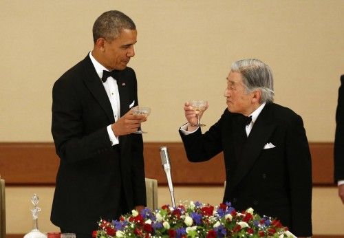 U.S. President Barack Obama and Japan's Emperor Akihito offer toasts to each other during the Japan State Dinner in Tokyo