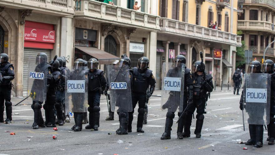 Agents de la Policia Nacional, durant els aldarulls després de la sentència a Barcelona