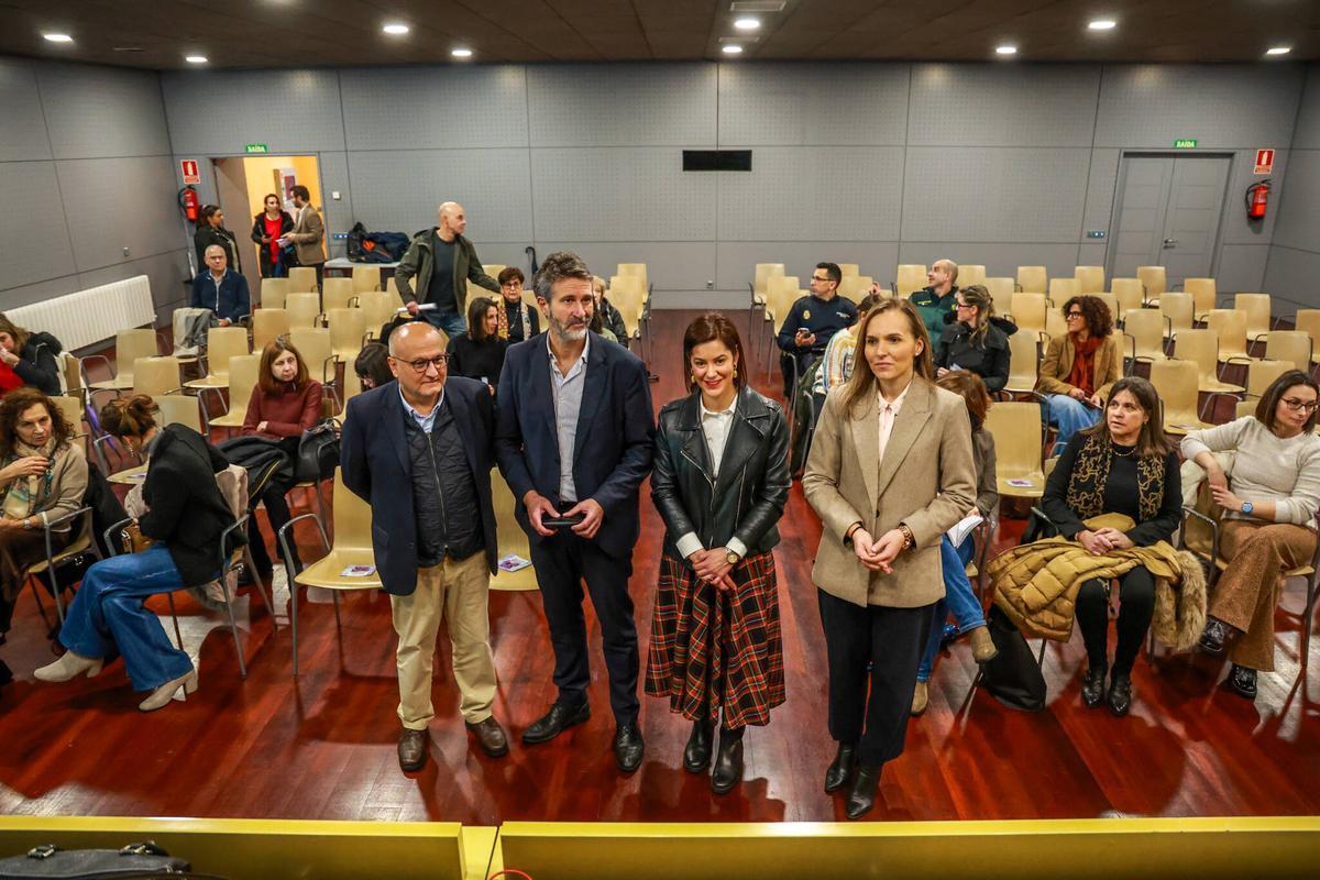 Autoridades y participantes antes de comenzar la charla.