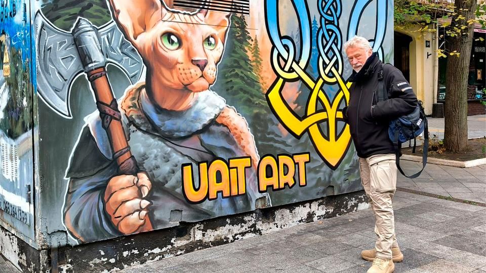 Miguel de la Fuente, junto a un grafiti de Dennis White en Odesa