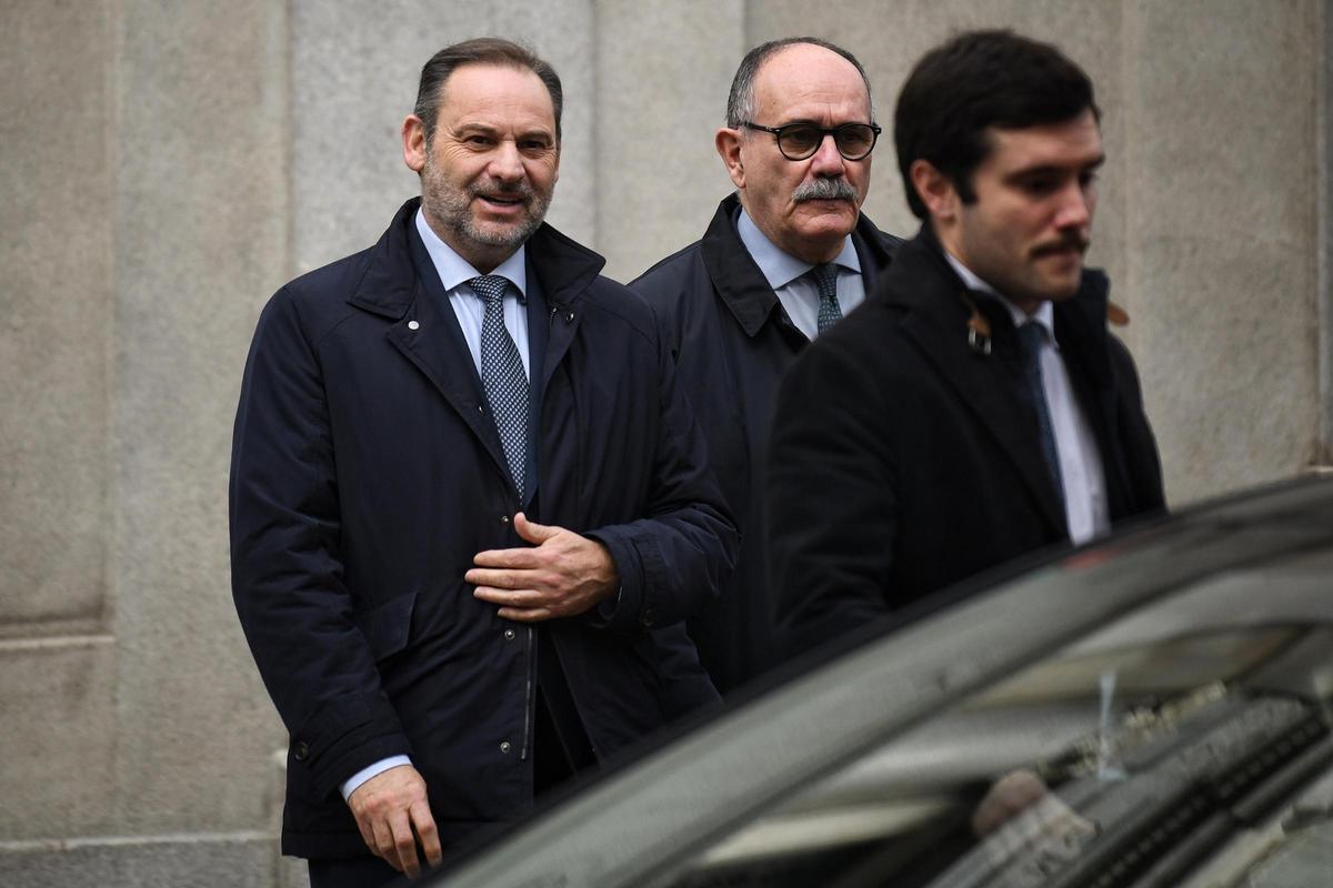 Archivo - El ex ministro de Transportes José Luis Ábalos (1i) sale de declarar al Tribunal Supremo, a 20 de febrero de 2025, en Madrid (España).