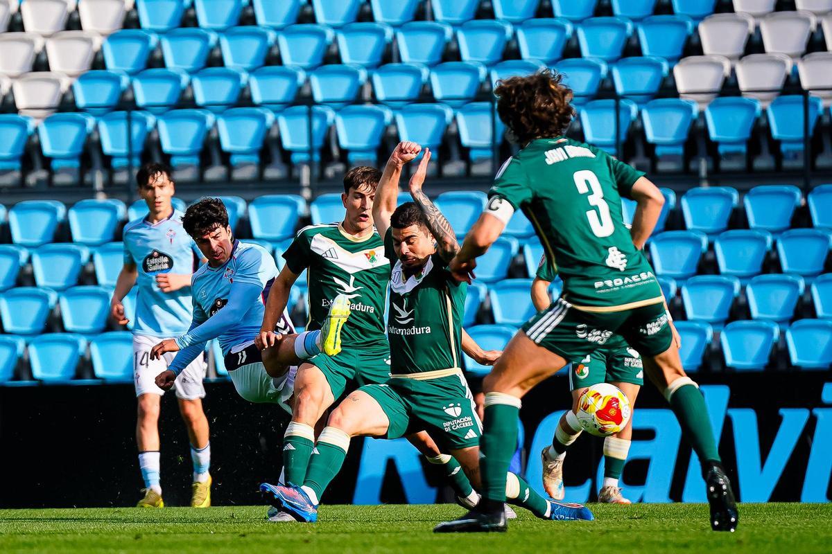 Iván Martínez y Diego Guti, con Javi Barrio de espaldas, tratan de oponerse al disparo de un jugador local.