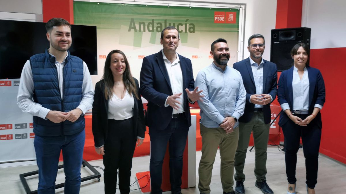 El diputado provincial del PSOE, Manuel Lara, junto al secretario general del PSOE de Antequera, Kiko Calderón, y al portavoz socialista en el Ayuntamiento de Villanueva de Tapia, Manuel Sillero.