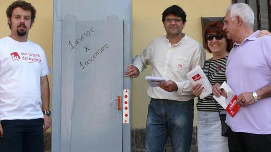 Miguel Ángel Pavón sujeta el ascensor simulado.