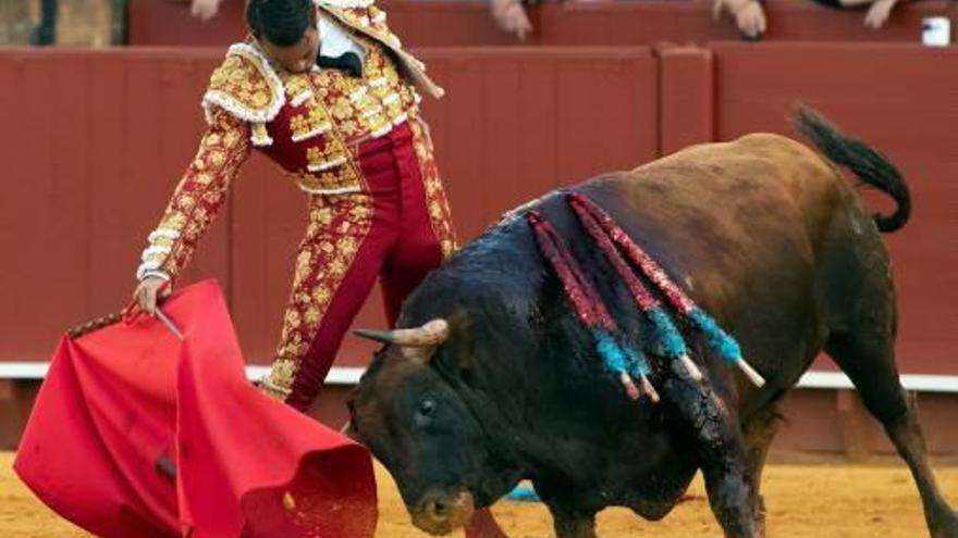 Manzanares en su segundo toro de la quinta corrida de abono de la Feria de Abril.