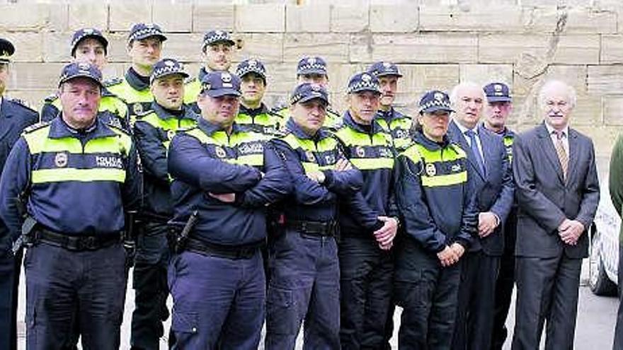 Los agentes posan junto a González Sánchez, Rexach y Díaz Rato, a la derecha de la foto.