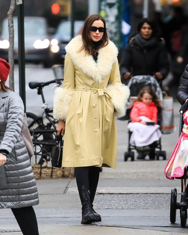 Irina Shayk con trench amarillo en Nueva York