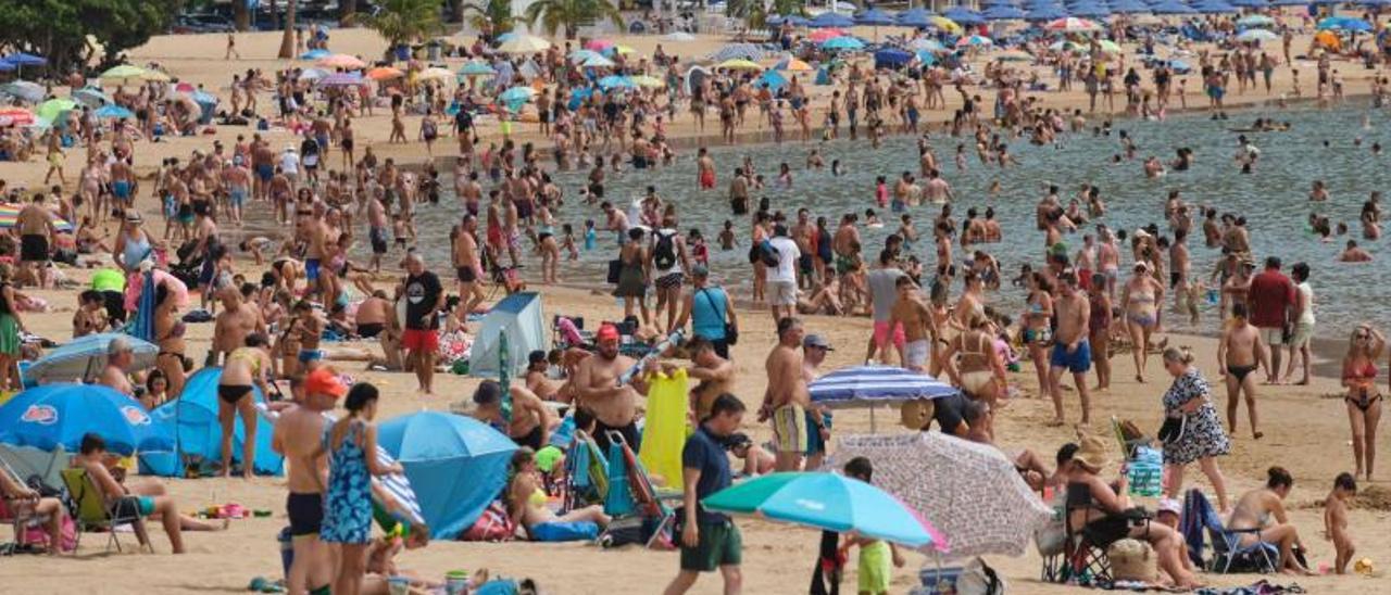 La playa de las Teresitas, en Santa Cruz de Tenerife, abarrotada de turistas. | | CARSTEN W. LAURITSEN