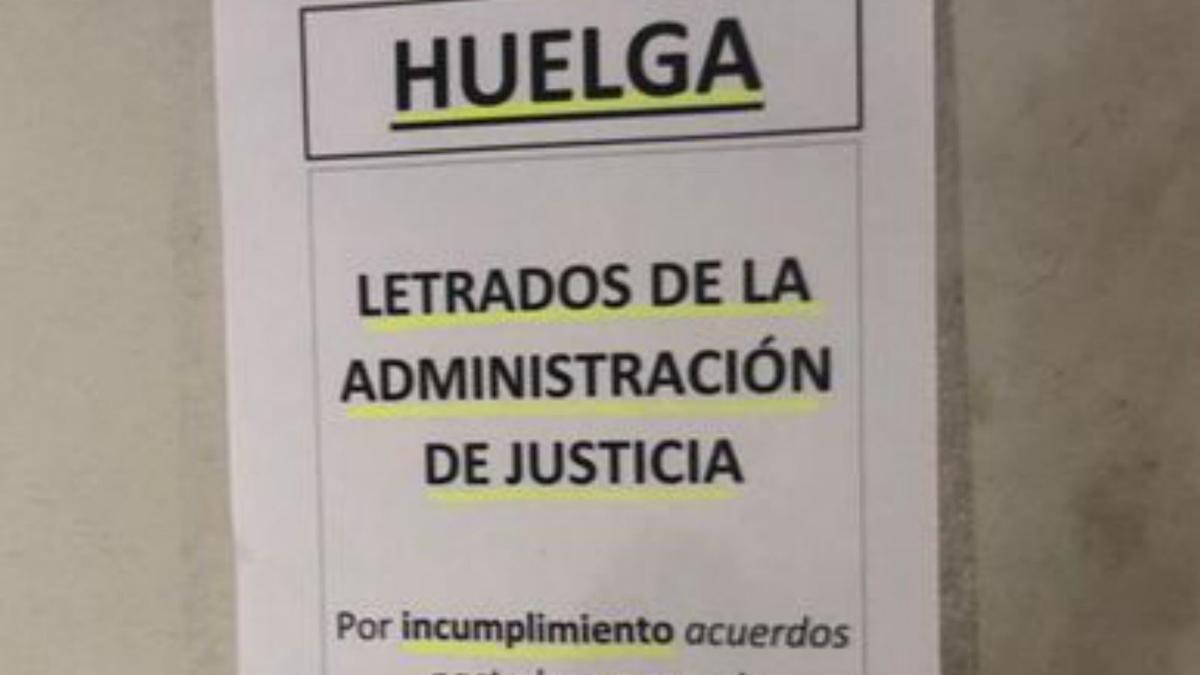 Un cartel anunciando la huelga en los juzgados.