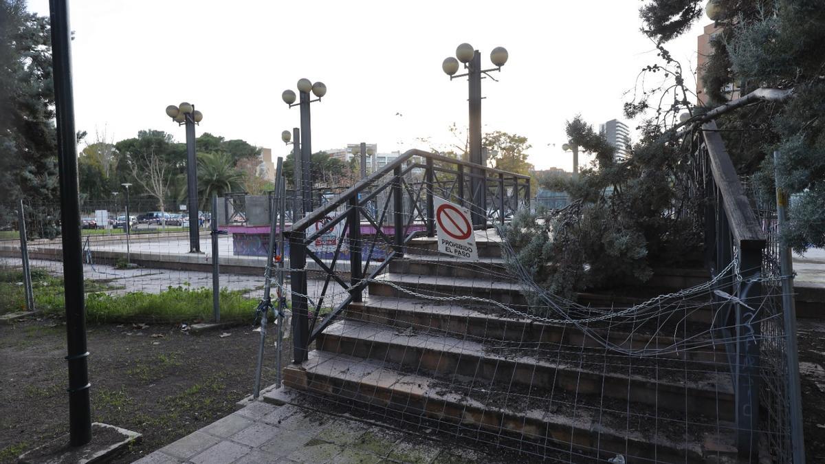 Ya ha comenzado el desmontaje del quiosco de La Aljafería.