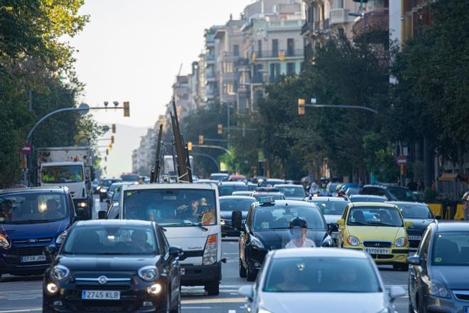 Barcelona estudiará qué semáforos se 'salvan' de la nueva norma de la DGT para mantener el amarillo intermitente a los coches