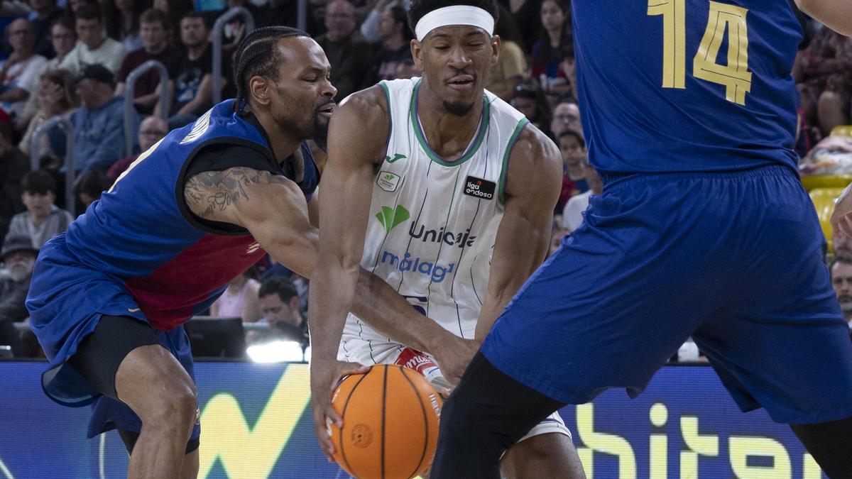 Punter trata de robar un balón, en el partido contra Unicaja.