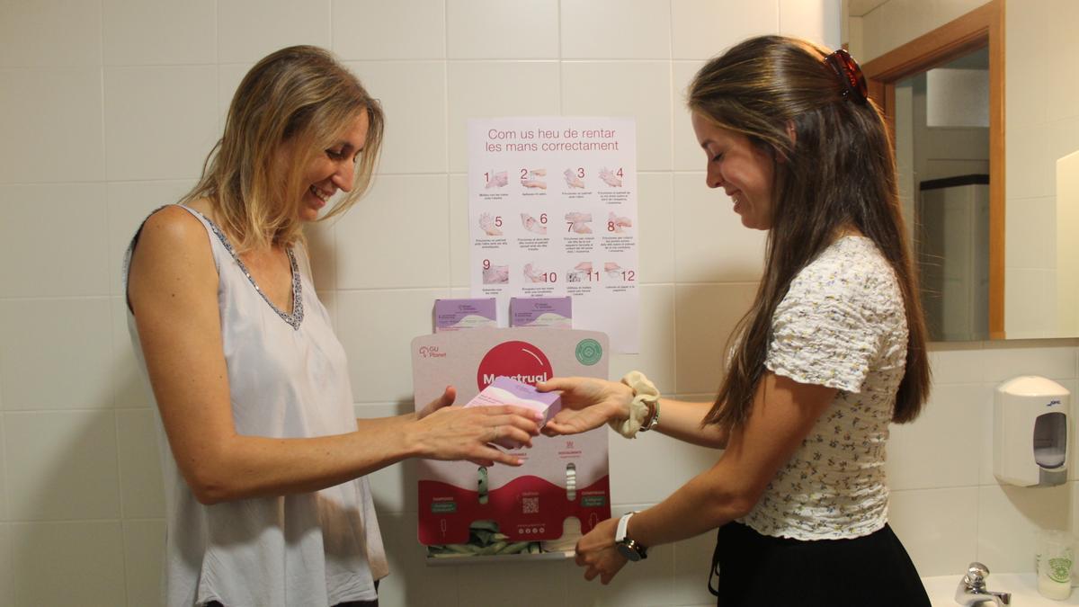 L’alcaldessa de Balsareny i Janina Fitó, de GU Planet, al costat del dispensador de Menstrual Point