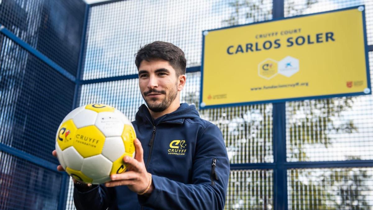 Carlos Soler, durante la inauguración de la Cruyff Court