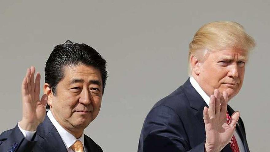 Trump, ayer, junto al primer ministro japonés, Shinzo Abe. // Efe