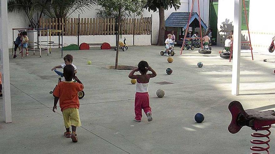 Imagen de archivo de niÃ±os jugando en el patio de la &#039;escoleta&#039; municipal Ciutat Antiga.