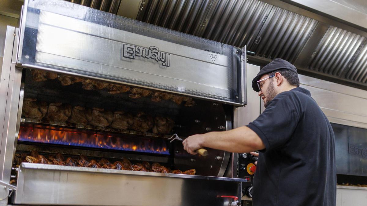 Ginés Sánchez, cocinero de un asador de pollos, el pasado viernes.