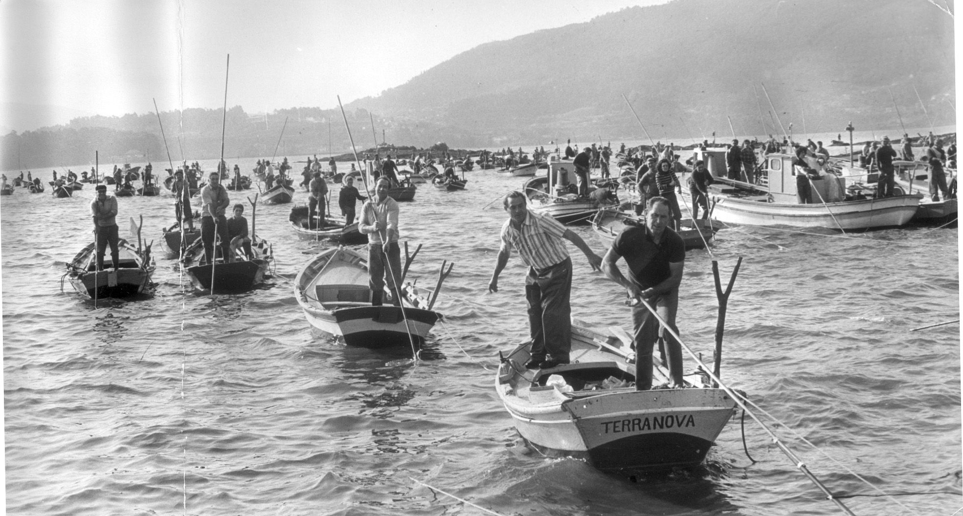 Mariscadores faenando en la ría de Vigo en 1978