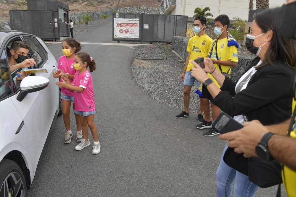 La plantilla de la UD Las Palmas firma autógrafos antes del derbi