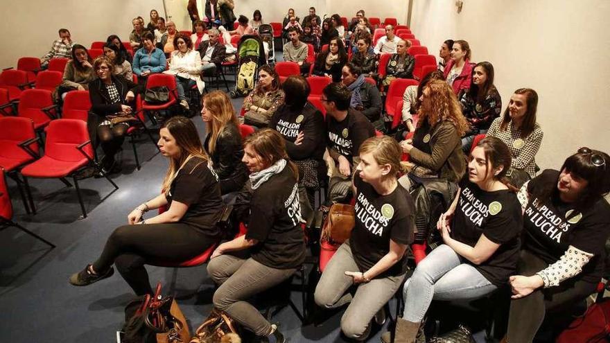 Asistentes, ayer, a la asamblea convocada por las educadoras de las escuelas infantiles en la Casa de Cultura.