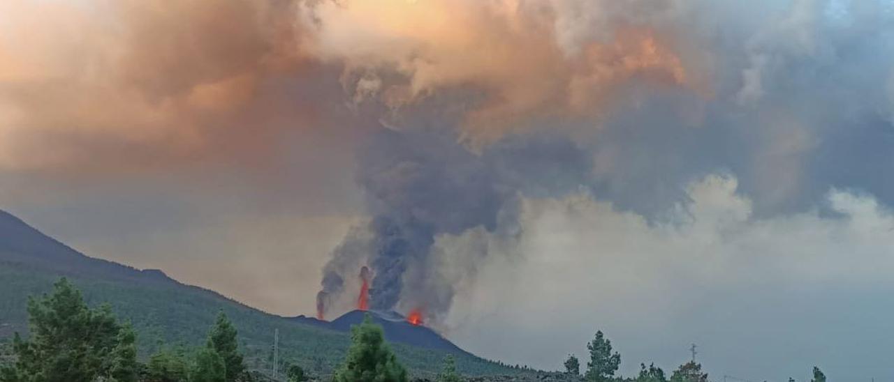 Surge una nueva boca y se producen desbordamientos de lava