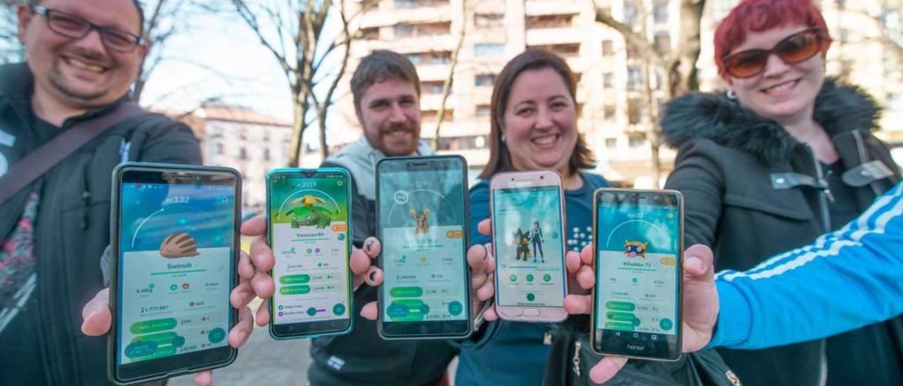 Francisco Pérez, Javier Iglesias, Carolina Palacios y Nerea Ordóñez, durante una quedada en el parque del Muelle de Avilés para cazar pokémons.