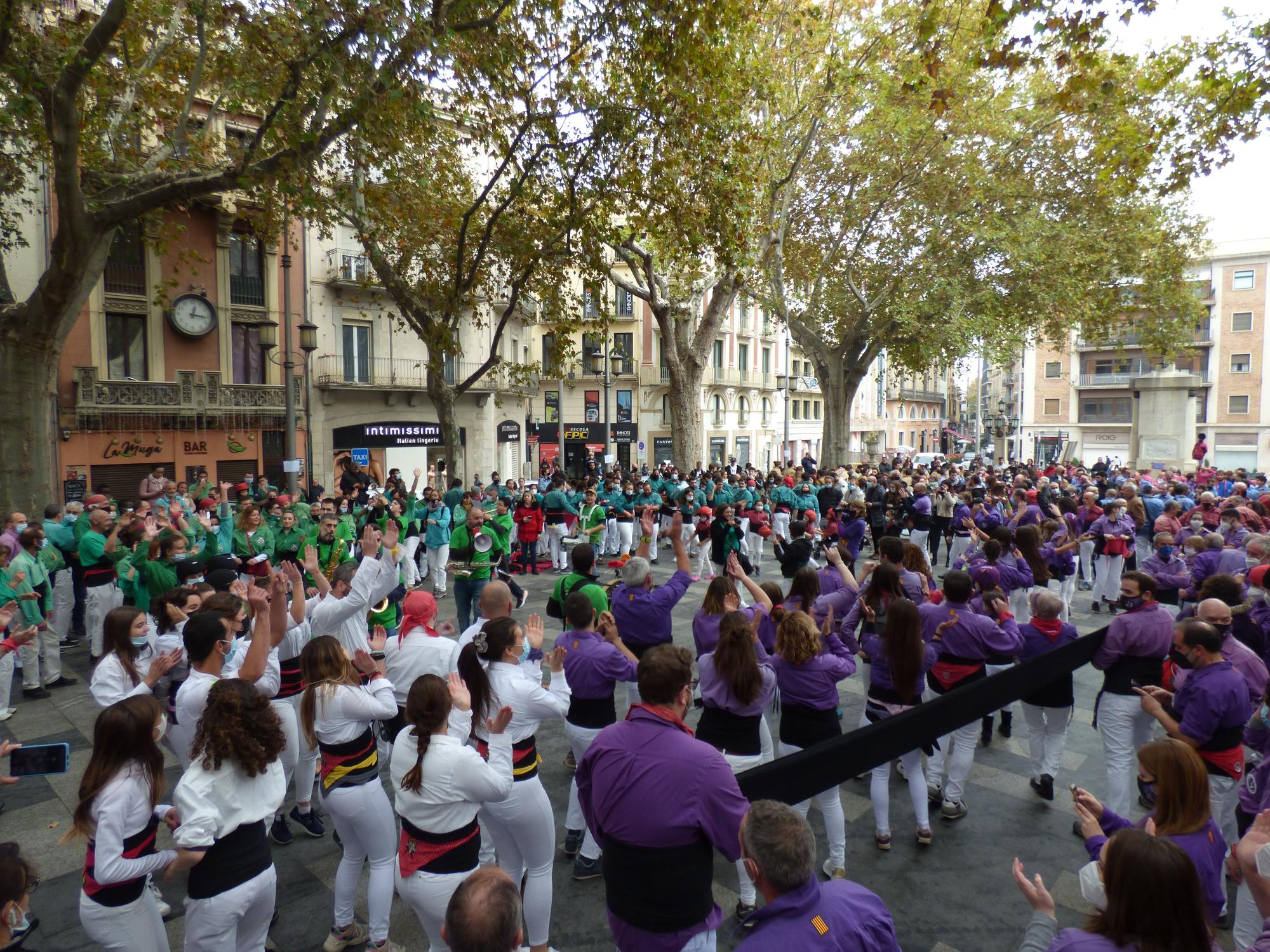 Onze colles castelleres es reuneixen a Figueres en la trobada de tardor de Colles del Nord