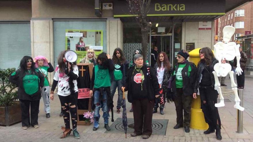 Escenificación a la puerta de la entidad bancaria.