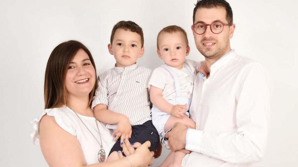 La familia que integran Almudena, los pequeños Eloi y Noé y Alberto Coello, vecinos de A Cañiza.