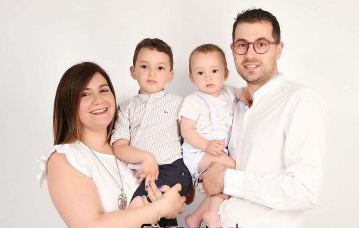 La familia que integran Almudena, los pequeños Eloi y Noé y Alberto Coello, vecinos de A Cañiza.