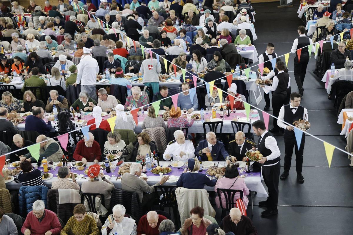 Tributo a los mayores de Ames con más de mil kilos de cocido y música