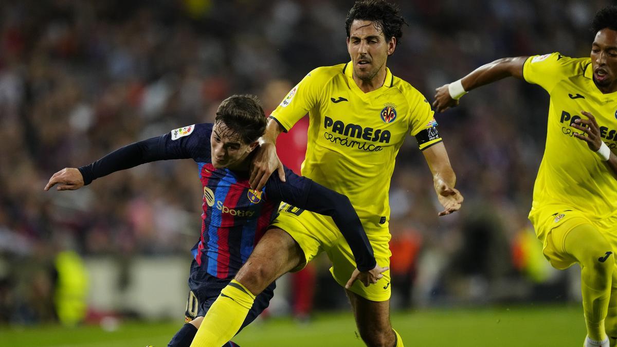 Parejo (c) y Mojica (d) intentan frenar a Gavi (i) en el Barcelona-Villarreal de la primera vuelta de LaLiga.