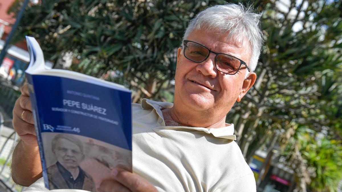 Antonio Quintana junto a su últimpo libro centrado en la labor política y religiosa de Pepe Suárez en la Isla.