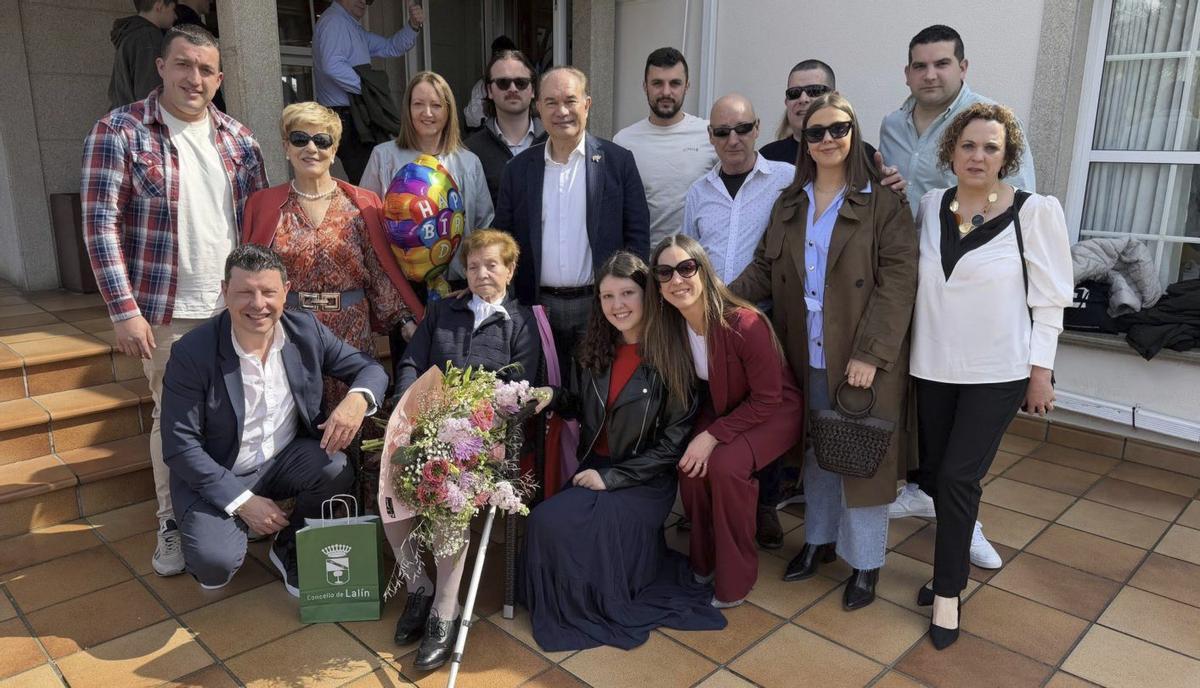 Familiares de María Isabel y el alcalde.  |
