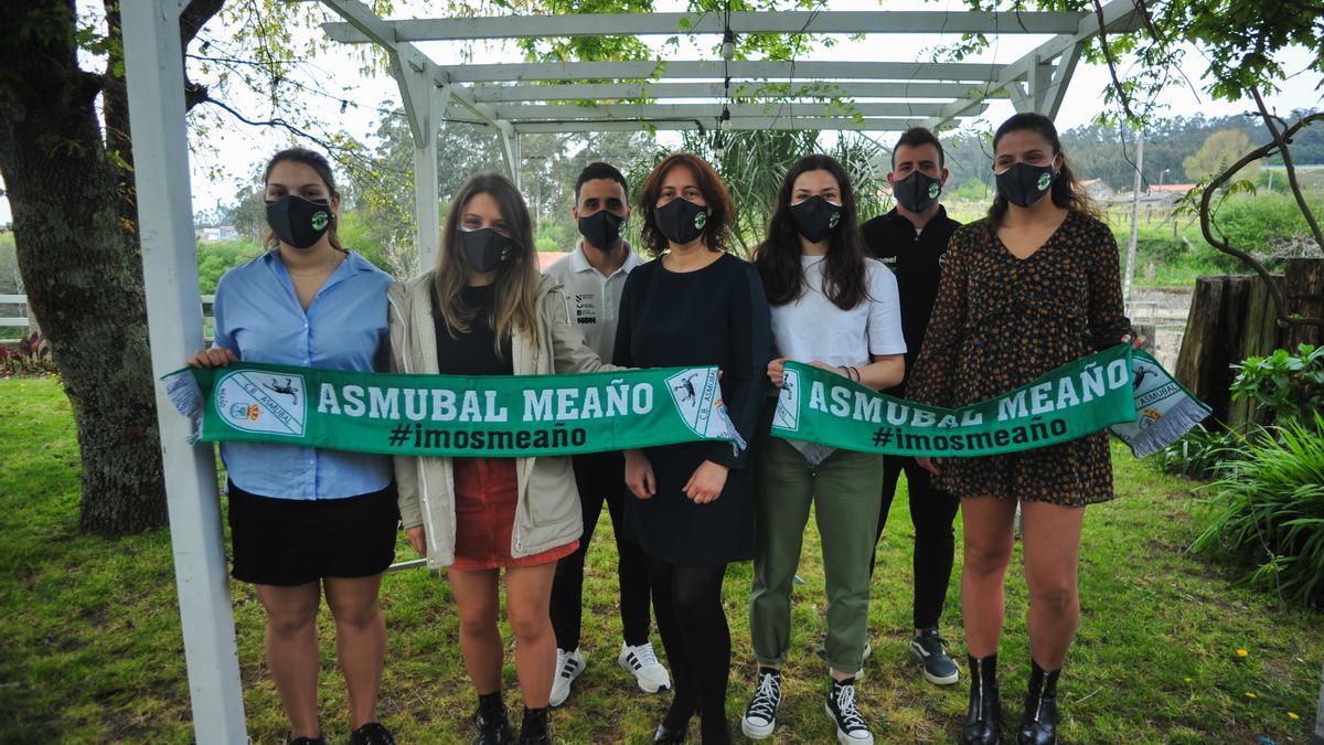 Jugadoras y directivas del club en una rueda de prensa en Meaño.