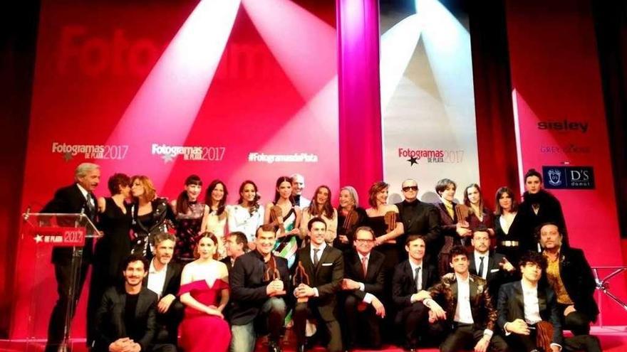 Fotografía de familia de los galardonados con los premios Fotogramas.