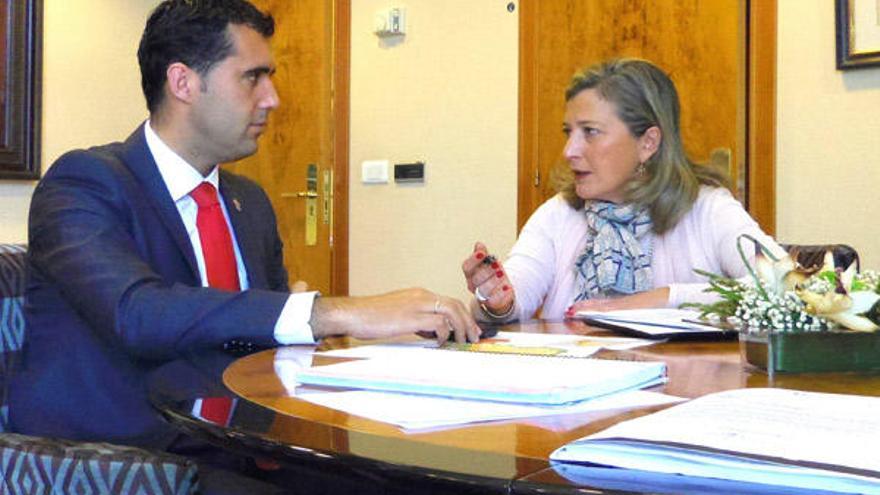 El alcalde, Alberto Valverde, y la delegada de Zona Franca, Teresa Pedrosa, se reunieron ayer.