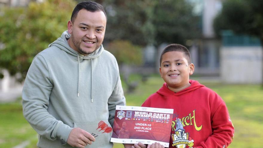 César Arredondo y su hijo Jesús posan con el trofeo mundialista infantil. |  Bernabé/Javier Lalín