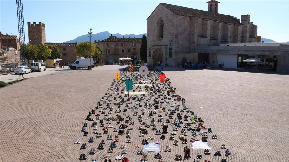 1.500 zapatos en la plaza de Sant Francesc de Montblanc, en un acto simbólico de la ANC.