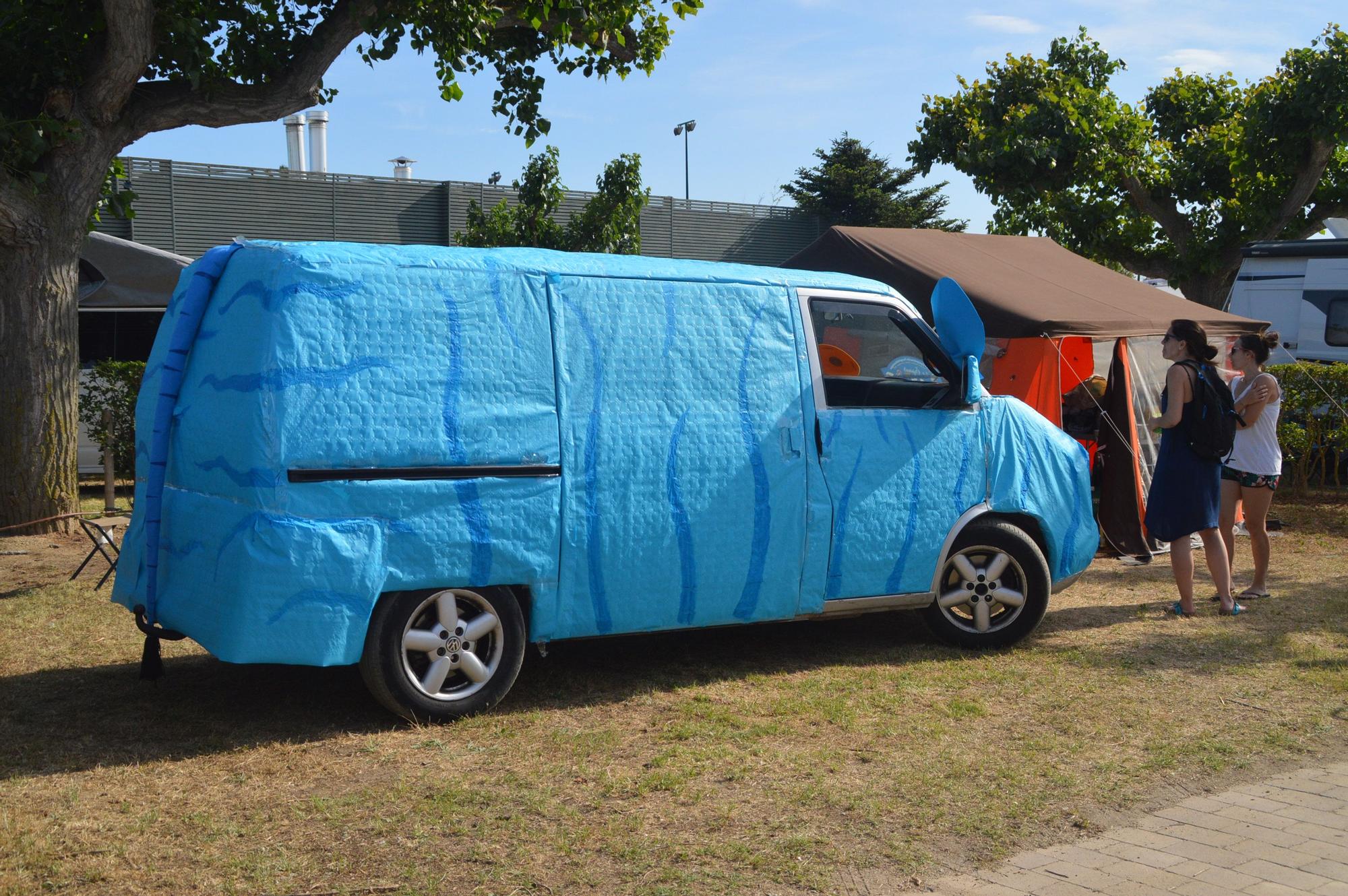 Ambient festiu amb novetat sostenible en la FurgoVolksWagen de La Ballena Alegre