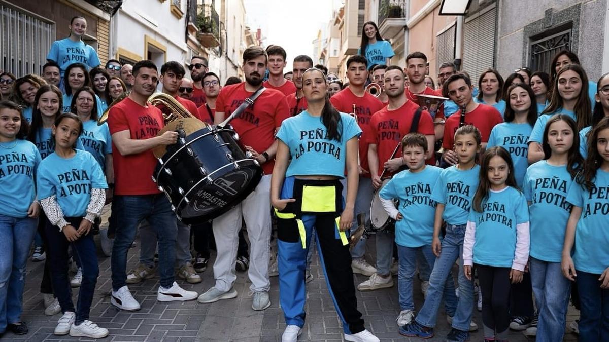 Isabel Aaiún, con los y las integrantes de la falla Passeig de Tavernes