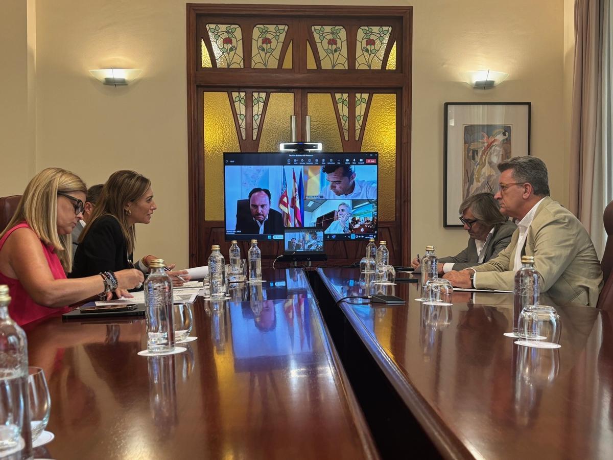 Otra foto de la reunión.
