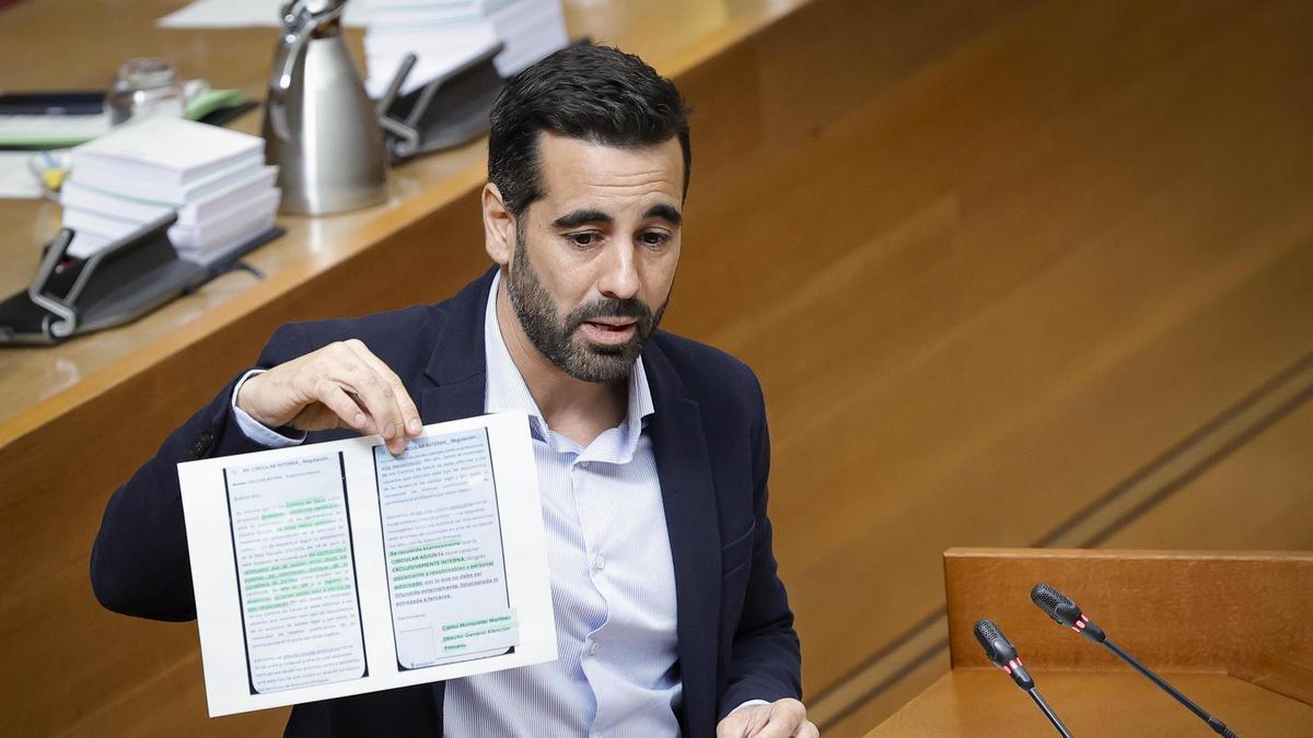 El síndic del PSPV, José Muñoz, muestra el correo electrónico enviado por un director general de Sanidad, este jueves en las Corts.