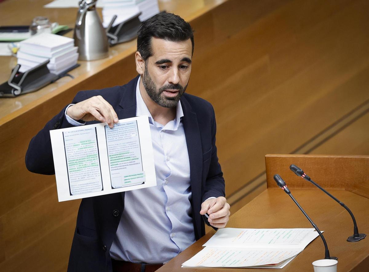 El síndic del PSPV, José Muñoz, muestra el correo electrónico enviado por un director general de Sanidad, este jueves en las Corts.